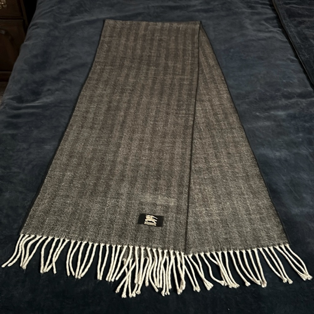 Burberry Men’s Gray Scarf